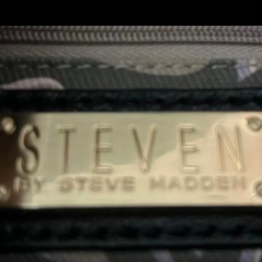 Steven by Steve Madden black leather shoulder bag- excellent condition. - Picture 5 of 5